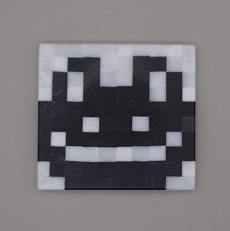 Grenouille pixelisée en marbre blanc et noir
