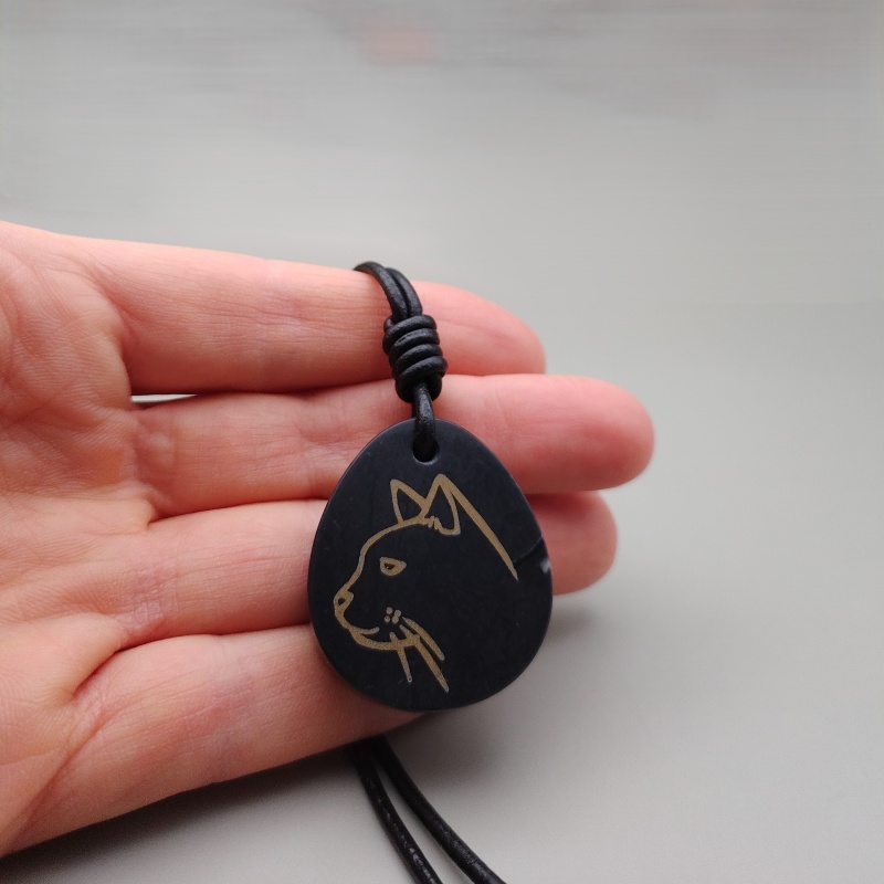 Pendentif en marbre noir et laiton