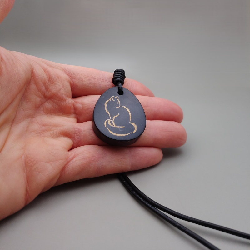 Pendentif en marbre noir et laiton