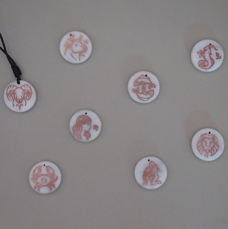 Pendentifs en marbre blanc et cuivre