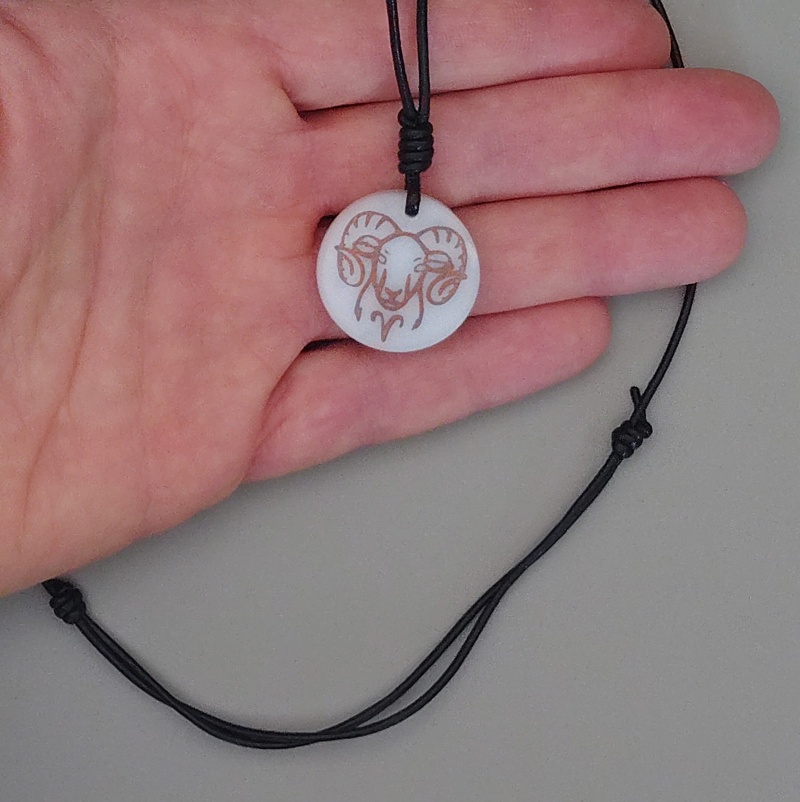 Pendentif en marbre blanc et cuivre
