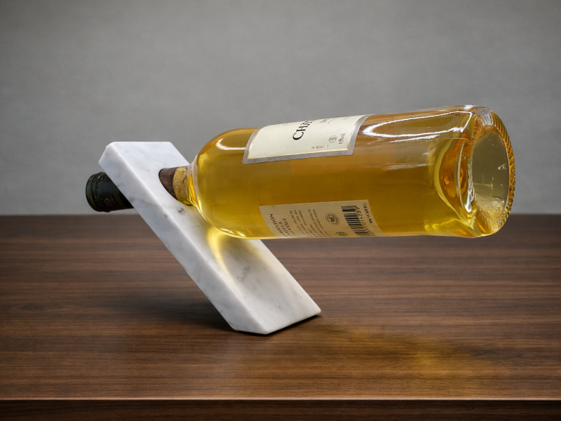 Bouteille de vin sur support en marbre blanc