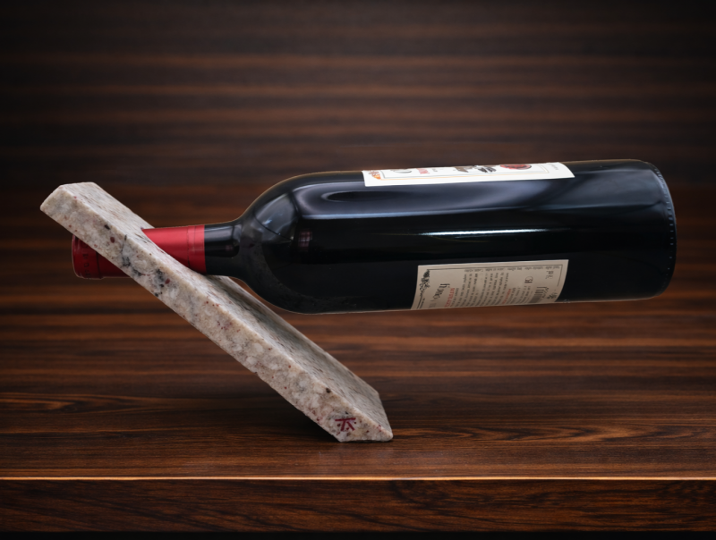 Présentoir de vin en pierre naturelle, du granit clair à points violets