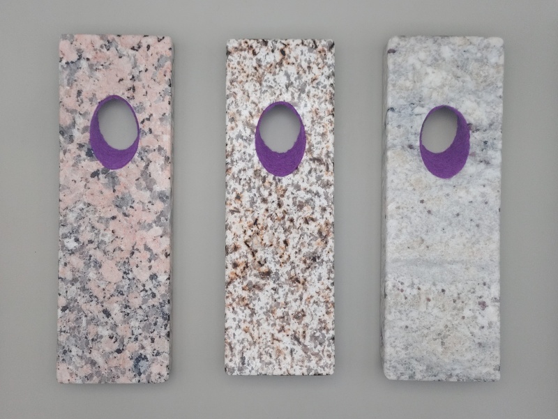 Supports pour bouteille de vin en granits rose, jaune et à points violets