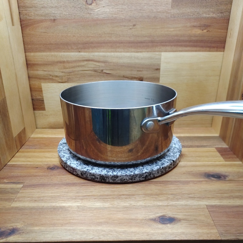 Casserole sur un dessous-de-plat en granit gris
