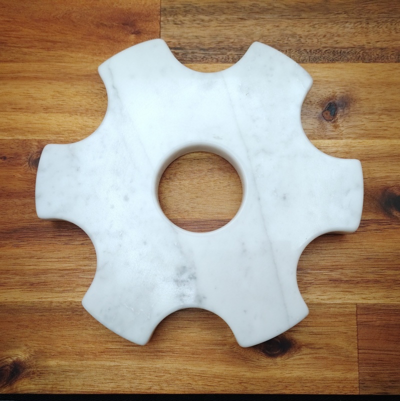 Décoration en forme d&rsquo;engrenage en marbre blanc