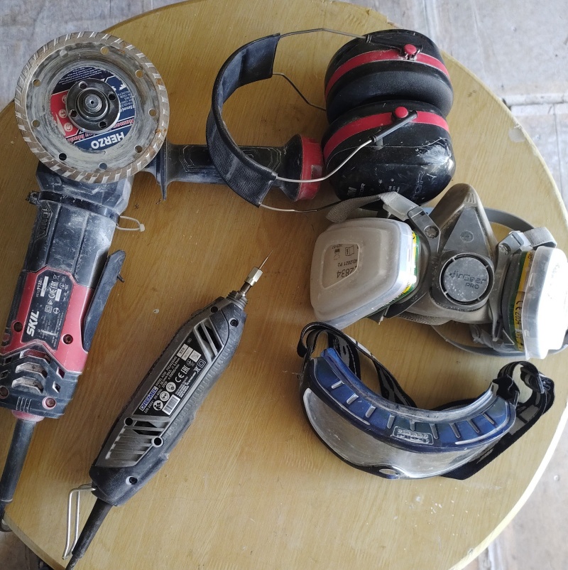 Disqueuse, outil rotatif et protections