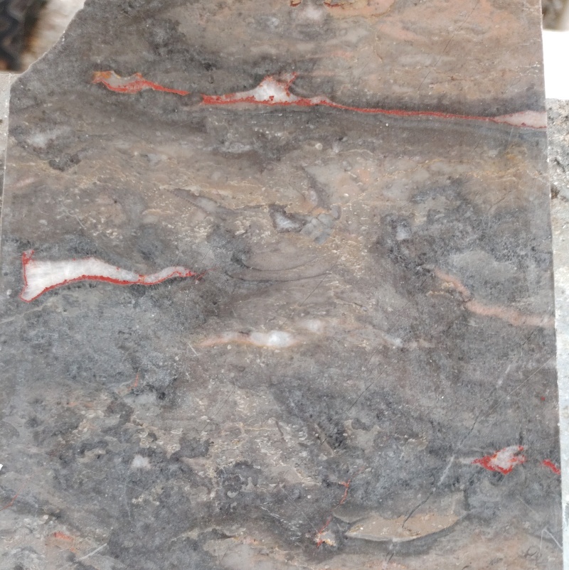 Marbre gris foncé et rouge