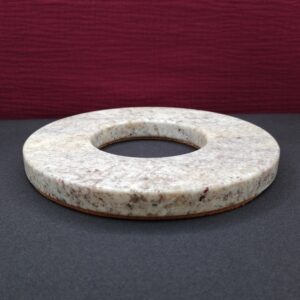 Dessous-de-plat en forme d&rsquo;anneau en granit
