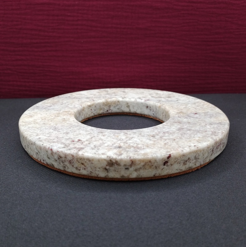 Dessous-de-plat anneau granit blanc vu de biais