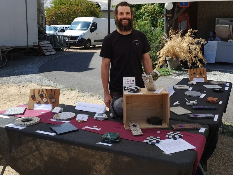Mon stand et moi au salon des vins et de la gastronomie de Chahaignes